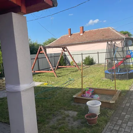 Anett Wellis Poroszlo Apartament