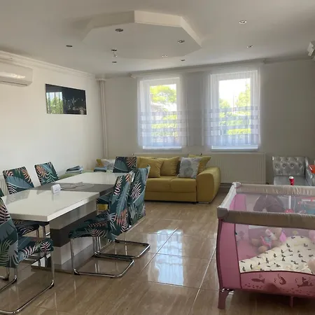 Anett Wellis Poroszlo Apartament